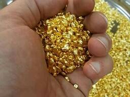 Lingotes y pepitas de oro